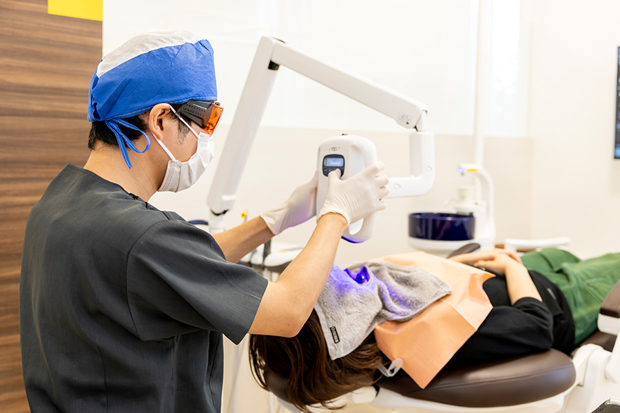 銀歯だけが選択肢ではありません。保険適用から最新セラミックまで素材の違いを徹底解説