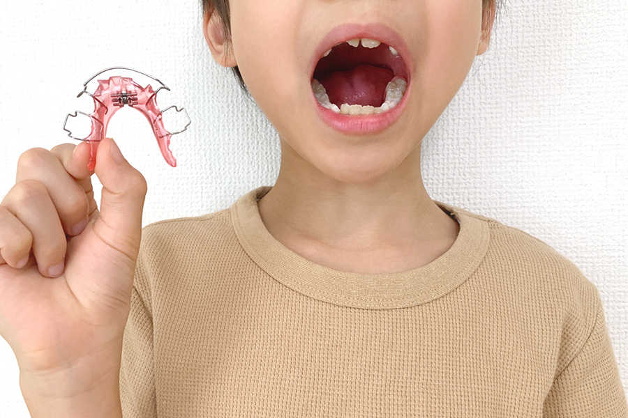 土台作りから始める小児矯正、歯の配置を整える成人矯正。それぞれの目的とアプローチ